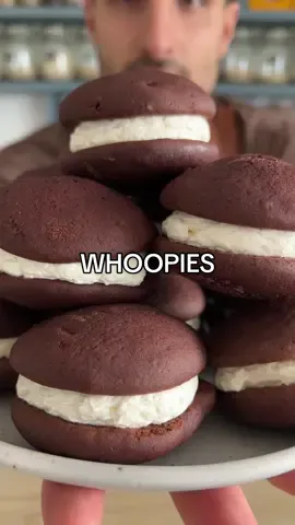 🍪 Whoopies 🍪  Hoy os traemos un postre muy popular en EEUU 🇺🇸 que te conquistará desde el primer bocado, 𝗪𝗵𝗼𝗼𝗽𝗶𝗲𝘀.  Es una combinación entre galleta 🍪 y bizcocho 🧁, relleno de una crema suave y deliciosa de marshmallow que te dejará con ganas de más 😋. Es una receta muy sencilla de hacer, con posibilidades de rellenos infinitos y puede ser una buena opción para hacerlos en familia 👪 y disfrutar de la cocina juntos 🧑‍🍳. 👇 Por aquí abajo os dejamos la receta para que probéis en casa 👇 INGREDIENTES: Para las 𝗚𝗔𝗟𝗟𝗘𝗧𝗔𝗦:  125 g de mantequilla 150 g de azúcar  1 huevo  1 cucharadita de vainilla 250 ml de suero de leche  370 g de harina 45 g de cacao en polvo 1 cucharadita de bicarbonato Pizca de sal  Para el 𝗥𝗘𝗟𝗟𝗘𝗡𝗢:  125 de mantequilla 80 g de azúcar glas 150 g de crema de marshmallow 1/2 cucharadita de vainilla ELABORACIÓN: 1. Bate la mantequilla y el azúcar y luego añade un huevo y la vainilla.  2. Agrega el suero de leche y bate hasta integrar.  3. Echa la harina tamizada, el cacao en polvo, el bicarbonato y una pizca de sal. Mezcla hasta integrar.  4. Con ayuda de una manga pastelera coloca pequeñas porciones, lo más similares posible, en una bandeja apta para horno. Hornea a 190º durante unos 9-10 minutos o hasta que los bordes queden firmes. Luego deja enfriar.  5. En un bol mezcla la mantequilla, el azúcar glas, la crema de malvaviscos y la vainilla.  6. Cuando esté todo bien integrado, pasa la crema a una manga pastelera y rellena las galletas.  #whoopies #galletas #dulce #chocolate #marshmallow #recetafacil  