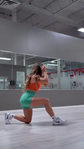 advanced lower body mobility routine 🔥 wearing nvgtn code VICKY 🧡 • 12 ea. lunge rock into cossack • 12 deep squat calf raise rocks • 8 ea. shinbox external rotation to leg sweep • 8 ea. deep squat pistol to cossack position #mobilitychallenge #fitnesschallenge #hipmobilityexercise #anklemobility #mobilityroutine #legday #lowerbodyworkout 