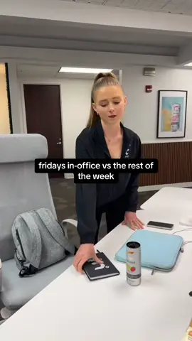 That Friday mood before the weekend ☀️ #CELSIUS #CELSIUSLiveFit #inoffice #fridaymood