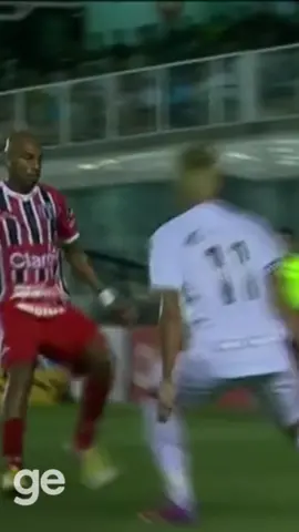 Que chapéu foi esse, Neymar 👏👏👏👏 A pintura foi em Santos 3 x 0 Botafogo-SP, em 2013. Nunes ficou perdidinho no lance... Quem comenta o chapéu neste vídeo é Augusto César, ex-lateral do Goiás e então treinador do time esmeraldino na Copinha (foi vice-campeão naquele ano) #futebol #neymar #chapeu #balao #lencol #rainbow #tiktokesportes #SportsNews #santosfc #sinistro #craque #psg #parissaintgermain