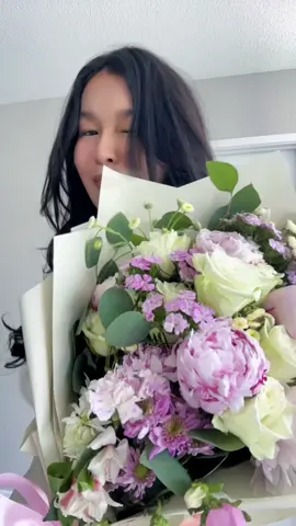 Happy two year anniversary my love 🩷🥹 thank you so much 😘😘😘 #princesstreatment #flowers #flowerarrangement #repost #flowersfrommyman 