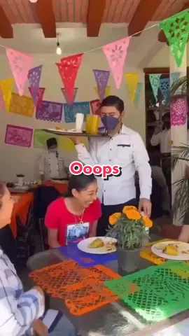 NOOOOOO JAJAJAJA🥲😂  #restaurante #camarero #mesero #caida #fail #bebidas #comida #meme #memes #comedia #risa #humor #alegre #jajaja #gracioso #parati #paratii #viral #trend #trending #audio #whatsapp 