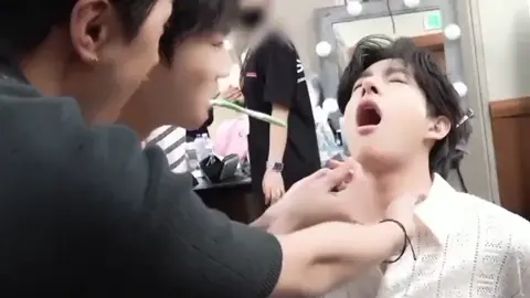 heeseung's worried face while jake is taking his medicine for his mouth sores 🥺 #heeseung #jake #heejake #fyp 