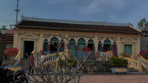 NHÀ CỔ BÌNH THUỶ VÀ NHỮNG CÂU CHUYỆN KÌ BÍ… Một trong những yếu tố khiến du khách tò mò và muốn đến khám phá nhà cổ Bình Thủy bằng được chính là những câu chuyện kỳ bí về lá bùa phong thủy. Vẫn có một câu chuyện lưu truyền rằng, đâu đó trong ngôi nhà này có một lá bùa lỗ ban phong thủy. Chính lá bùa này đã giúp cho gia tộc họ Dương nhiều đời hưng thịnh. Không ai có thể kiểm chứng và tính chính xác của câu chuyện ly kỳ này. Tuy nhiên phong tục mời thầy phong thủy về cúng bái khi xây nhà là một truyền thống lâu đời. Và gia tộc họ Dương giàu có nhất vùng cũng là sự thật không thể chối cãi… #travel #dulich #cantho #nhacobinhthuy #phuot