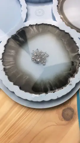 Realized too late that the focus wasn't on spot 😂 still love the result 🫣 black and white resin coaster 🖤🤍 #epoxy #resin #art #handmade #viral #foryoupage #resincraft #resincoaster 