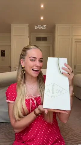 GOOD LUCK EVERYONE❣️🥺👏🏼🫶🏻 I love you all and I am grateful everyday that you guys support me ans watch my content! I love making videos so much! #dayinmylife #Lifestyle #fyp #vancleef #vancleefarpels #emilieinparis #viral #trending #gifting #MomsofTikTok #youngmom #shopping 