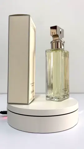 ¿Lista para deslumbrar en tu sábado de fiesta? ✨💃🎉 Descubre el encanto eterno de Calvin Klein Eternity, el perfume que te envuelve en un aura de elegancia y sofisticación. Su fragancia floral te transportará a un jardín lleno de flores en plena primavera. ¡Siente la magia de Eternity y haz que tu noche sea inolvidable! #CalvinKleinEternity #PerfumeFemenino #SábadoDeFiesta #Colombia