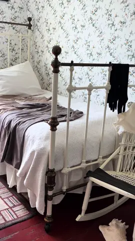 anne’s house from anne of green gables. beautiful experience, felt like i was in the books/movie. it is located in cavendish, prince edward island. there is also a museum next to it telling more about the story of lucy maud motgomery! #anneofgreengables #annewithane #BookTok #books #princeedwardisland #canada #traveltiktok #travel #museumtok 