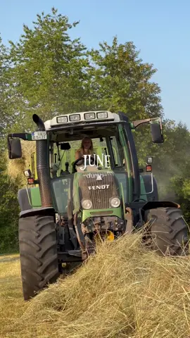 June dump🚜🌾☀️🫶🏼 #landwirtschaftausleidenschaft #CapCut #landwirtschaft #landwirtin #mädcheninderlandwirtschaft #farming #farm #farmlife #farmgirl #getreide #Summer #sunset #fendt #fendtfahrerarmy #fendtvario #fendtpower #landmädchen #june #fotodump #fy #fyp #fypシ #viral #viralvideo #viraltiktok #kuh #kuhliebe #cow #cowlove #weide #weiderinder 