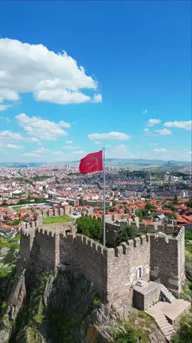 Ankara Kalesi hakkında bunları biliyor muydun🤔 🔘Ne zaman yapıldığı tam olarak bilinmemekle beraber M.Ö. 5. yüzyıl başında Galatların Ankara'ya yerleşmesi sırasında kalenin var olduğu bilinmektedir. 🔘Romalılar, Bizanslılar, Selçuklu Hanedanı ve Osmanlılar döneminde birçok kez onarılmış. 🔘Ankara Kalesi dışarıdan görünüşüne göre daha büyüktür. (Gördüğünüz üzere 😉) 🔘110 m yükseliğindeki kalenin yapımında Ankara taşları kullanılmıştır. #ankarakalesi #gezilecekyerler #dronetiktok 