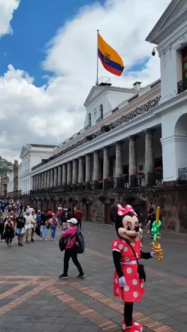 un domingo en la plaza grande #quito #centro #historico #domingo #dia #perfecto #tour #ecuador #plaza #grande #personas #caminando #fy #:)