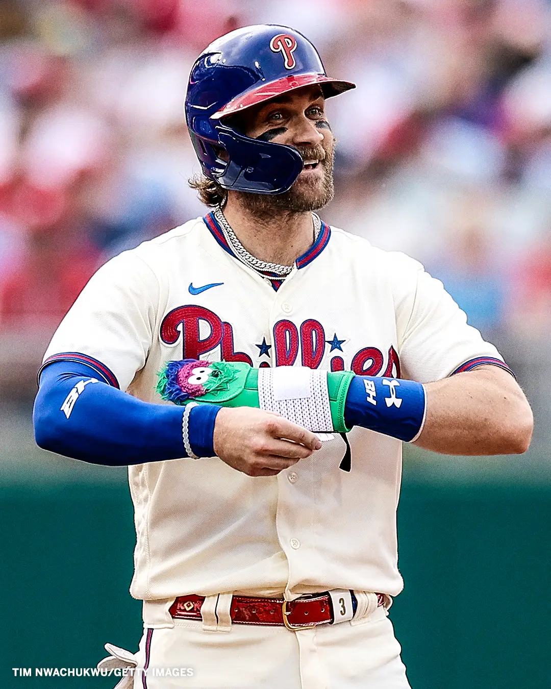 #BryceHarper rocking a #Philly Phanatic sliding mitt 😂 #style #baseball #phillies 