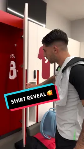 Seeing his Reds shirt for the first time 🥰 #LFC #Liverpool #Szoboszlai 