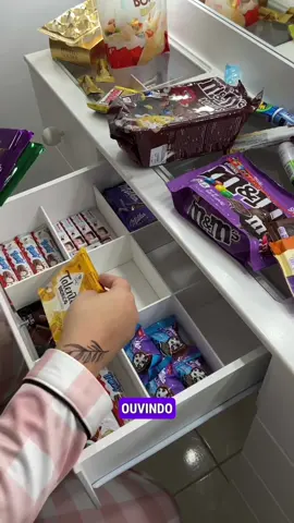 Meu sonho de infância! 😍 Enchi minha penteadeira com os meus doces PREFERIDOS da @Rickdocesoficial  🍬 E aí, quem teria coragem? 😱 🍫 Eu não resisti e quis comer tudo de uma vez! ✨ Já quero de novooooo! Você não vai passar vontade sozinho, marca aqui quem precisa fazer isso com você! 🤤
