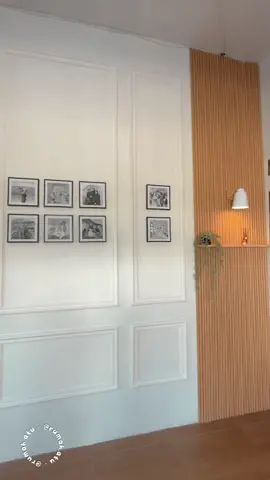 ⚠️LINKdibio no. 125 Rekomendasi hiasan dinding yg masih polos, disini aku pake figura foto yg aman banget karna tanpa kaca dan juga tanpa merusak dindingnya disebabkan paku, nah figura ini hanya ditempel aja loh utk cara pasangnya🥰😍 Bingkai foto dari @makenliving 🥰😍 banyak varian ukuran dan warna lainnya, yuk langsung aja diorder buat mengisi dinding polosmu😍🥰 #makeoverruangtamu #makeover #lowbudget #figura #bingkaifoto #hiasandinding #explore #beranda #fyp #desainrumah #sekatrumah #rumahminimalis #rumahaesthetic #whitewood #homedecor #rumahatu #raturatnaatu #pintuoval #jendelaoval #rumahscandinavian #rumahjapandi #japandihouse #wallpaper #walldecor #dapur #ruangtamu #kamarmandiminimalis #sekatruanganminimalis
