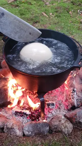A hard boiled ostrich egg in the process... 🤤😍🔥 #firekitchen #ostrichegg #asmr  #breakfastinspo