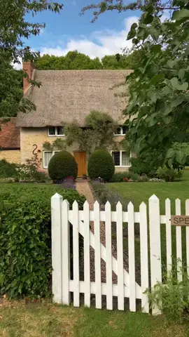 Could you live in a cottage like this?  📍little Haseley on the edge of the Cotswolds  #thatchedcottage #thecotswolds #cottagecore #englishcountryhouses #englishcountryhouse #cotswolds #cotswoldslife #PlacesToVisit #beautifulhouse #englishcountrygarden #gardensoftiktok #fyp #gardenscapes #loveflowers #flowers #lavender #lavenderlove 