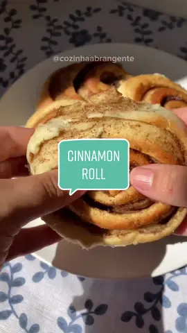 Respondendo a @Caroline🦋   Segue para mais receitas e já salva essa pra não esquecer ☺️ Cinnamon Roll: 130g de leite  30g de açúcar  5g de fermento biológico seco 1 ovo 20g de manteiga  300g de trigo Recheio: 1/2 xic açúcar Mascavo  1 col de canela  3 col de manteiga  Mistura o leite, açúcar e o fermento e deixa descansar por 10min para ativar o fermento. Junta os outros ingredientes e sova a massa por mais ou menos 10min, até ficar uma massa uniforme e elástica. Cobre com um pano e deixa descansar por 1h. Abre a massa de em uma bancada com um rolo e passa o recheio de canela. Enrola e corta com uma linha (como mostrei no vídeo) com uma espessura de mais ou menos 2 dedos. Coloca em uma forma untada com manteiga e deixa descansar novamente por 30min. Leva ao forno pré aquecido em 180 graus por por 20-30min, fica de olho. Espera esfriar um pouco para tirar da forma.  #TikTokReceita #receitas #tiktokfood #comida #receita #cinnamonroll #paodoce #roscadecanela #roscadoce #roscacaseira #cinnamonrolls #cinnamonrollrecipe #panificação #canela #cinnamon #food #cozinhaabrangente 