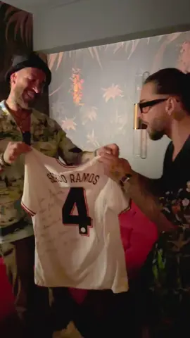 Qué tal este regalo? Le hago una canción? 🤣🤣🤣 qué dicen @Sergio Ramos 