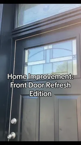 Nothing a little paint can’t fix! Used @sherwinwilliams Tricorn Black for a little front door refresh 🤌🏼 now to find some chic door handles bc we all know it’s all in the details! #homeimprovement #cityliving #sherwinwilliams #homerefresh 