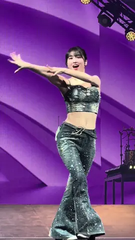 Hiraimomo did the Likey dance break for Toronto day 2 #twice #momoring #hiraimomo #twiceintoronto #twiceincanada 
