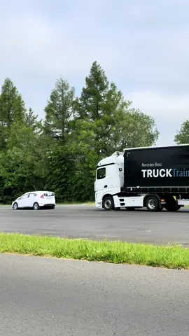 Did you know? 🚛💡 If a collision is imminent, our ABA 5 from Mercedes-Benz Trucks can perform an automated emergency braking manoeuvre! #DaimlerTruck #Actros #Trucker #TruckTraining #EmergencyBraking