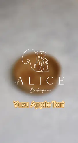Our Yuzu Apple Tart is a classic, packed with zesty flavours for the ultimate treat alongside a cuppa. A delicious homemade sweet tart filled with lemon madeleine and hazelnut praline, topped with glazed yuzu and Granny Smith Compote finished with a refreshing Swiss Meringue.  We can’t think of any better way but to share it with a good friend or a special someone 🥰 or have it for yourself, we won’t tell! 😏 #aliceboulangeriesg #cake #desserts #food #Foodie #sgcafe  #sgfoodie 