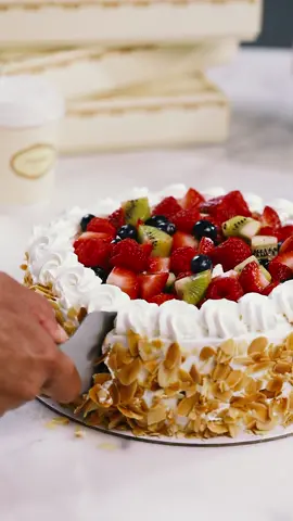 كيكة الفواكه الراقية التي تضيف لمسة أنيقة لأي مناسبة❤️🍰 #caikafactory#fypシ#fyp#qat#قطر#explore#اكسبلور