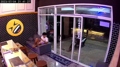 viral penjaga konter tabrak kaca #tabrakkaca😂 