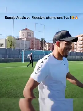 Ronald Araujo vs freestyle champions 1 vs 1🔥☠️#fyp#football#araujo#barcelona#freestyle#shootforlove