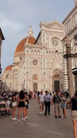 🇮🇹📍The grandeur of the Cathedral of Santa Maria del Fiore in #Florence is simply awe-inspiring. Brunelleschi’s imposing dome seems to touch the sky, while the frescoes and architecture tell centuries of history. A must-visit to discover the timeless beauty of Florence. #DuomoDiFirenze #Cathedral #History #Art #Firenze #Toscana #Tuscany #Italia #Italy 