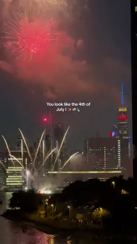 It did in fact really make me want a hot dog ✨🇺🇸🗽🌭 #july4th #youlooklikethefourthofjuly #jennifercoolidge #july4thnyc #macysfireworks #newyorkcity #nycfireworks #4thofjuly #empirestatebuilding 