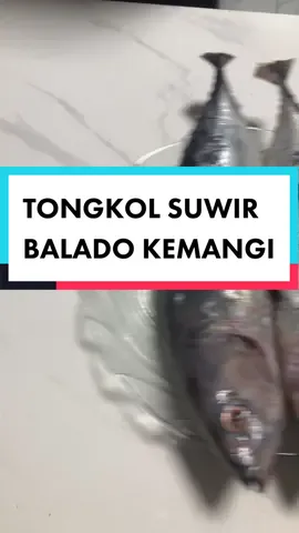 Dua Ekor Jadinya Banyak,Jadinya Gagal Diet😂😂 BAHAN: -Ikan Tongkol 2 ekor uk.sedang -Bumbu Halus( Cabe Keriting 8buah,Cabe Rawit 10buah,Bawang putih 5biji,bawang merah merah 3buah,Tomat 1/2 buah) -Merica bubuk 1/4sdm -Penyedap Rasa -Kemangi -Sere 1 btg #edisirabu #masakmasak #menumakansiang #menurumahan #menusimple #menusederhana #tongkol #ikantongkol #tongkolsuirpedas #ikantongkolsuwir #tongkolsuwirkemangi #semogasuka 