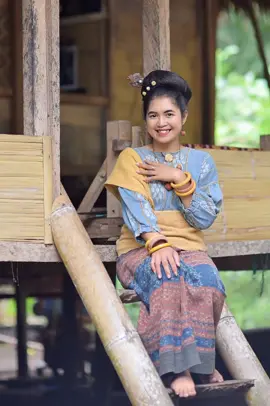 gadis desa yg di baluti dgn kain tenun adat Sikka Maumere Flores NTT lokasi sanggar tenun ikat Lepo Lorun Maumere Flores NTT #maumere #etnissikka #etnisnusantara #budayamaumere 