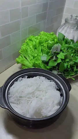 Ăn gì ko quan trọng. quan trọng là ăn gì cũng đc. Bún cuốn có gì cuốn đó @Bé3