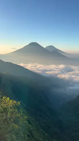 Gak bisa move on sama pemandangan atas awan Gunung Bismo. Sampe puncak cuma 45 menit, bareng @𝐌𝐚𝐬 𝐃𝐨𝐥𝐚𝐧 ternyata dia hebat juga bisa secepet itu 😂 #sunrise #gunungbismo #dieng #wonosobo 