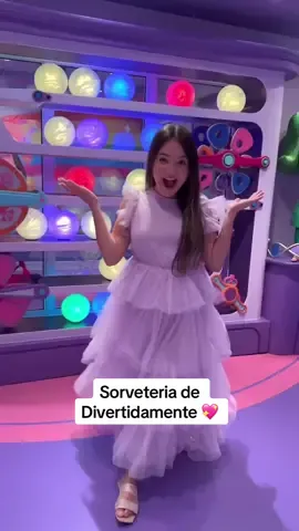 Sorveteria Divertidamente! 🌈✨
‌ Entre nesse lugar incrível, inspirado no filme Divertidamente, onde as emoções de Riley ganham vida. Você será recebido por esculturas dos personagens Alegria, Tristeza, Raiva, Medo e Nojinho assim que entrar. 🥹 Com mais de 40 sabores de gelato e sorvete, incluindo combinações deliciosas como pretzel de manteiga de amendoim e framboesa com chocolate branco. As sobremesas são incríveis, com cupcakes coloridos representando as emoções, orbes de memória de chocolate recheados e muito mais. Além disso, você encontrará doces embalados, pipocas e até uma surpresa com um personagem do filme Divertidamente! 🍦 📍 Essa sorveteria fica dentro do novo cruzeiro da Disney, o Disney Wish! Os sorvetes são pagos à parte, mas a visita é gratuita e ela fica aberta quase o dia todo! #sorveteria #disneywish #disneycruise #divertidamente #pixar 