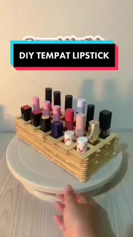 DIY tempat lipstick versi low budget. Bisa muat banyak lipstick lho. Apapun kegiatannya @Scarlett Whitening Official bodycare nya🥰 #DIY #beautyhacks #bodycare #scarlettwhitening 