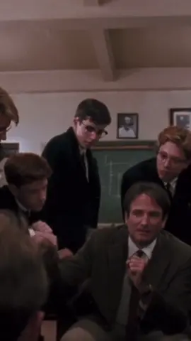 “Solo nei sogni gli uomini sono davvero liberi, è da sempre così e così sarà per sempre.” 🤍 #lattimofuggente #deadpoetssociety #coglilattimo #carpediem #robinwilliams