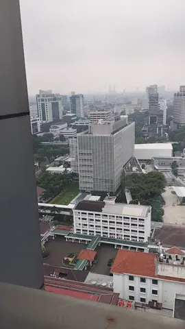 Menjelang sore suasana di gedung DPRD kebon sirih Jakarta, sejuk karena gerimis di luar.