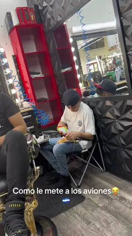Como le mete a los aviones mi perrito😂🇭🇳 @Ronniño’e 💎  #brayanbarber27 #baliadas #zambo #honduras #baliadascatrachas #nomasporesotrabajo #hondurasfood #funny #funnyvideos #htx #houstontx #viraltiktok 
