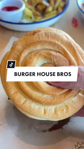 Burger house bros, Burger house ne verujem da treba posebno predstavljati, osim što je lokal novi na NBG, jedni od pionira burgera kod nas. Na meniju danas burger koji stalno jedem kod njih, local bro, jedna specifična i sjajna kombinacija ukusa. Posle toga kolaboracija sa La Taqueria, video sam da je počela odavno, nisam otišao na vreme da probam i sad mi žao, još samo par dana traje. Na kraju jedan apel, VRATITE FILI ČIZ! #paqito #foodguide #tiktoksrbija #gdenarucak #beograd 