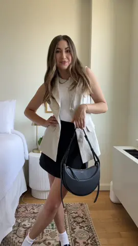 SUMMER IN THE CITY, Part 9. #nycoutfits #nyc #summeroutfits #linenvest #capsulewardrobe #summercapsule #hotweatheroutfits #summerinthecity #styleinspo 