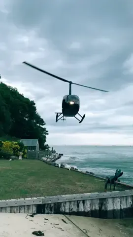 Comin’ in Hot 🚁💨🔥😎 #helicopters #flyby #learntofly #pilotlife #helispotting #helicopter #planespotting #isleofwight #pilot 