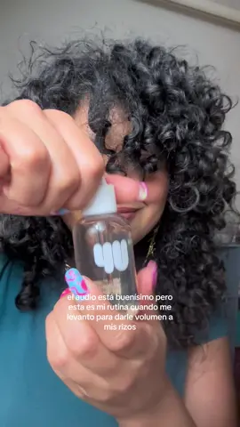 “Ay no te entiendo un culo”😭😂 usando el aceite de @4U by Tia #curlyroutine #rutinaderizos #rizosvolumen #rizosvoluminosos #rizadas #curls #curlyhair 