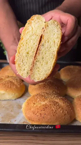 خبز 🥯خفيف من أروع مايكون سهل و سريع التحضير 😍 ‎ماتبخلوش عليا بجيم للفديو و تعليقاتكم شكرا ❤️🫶🏼 Les ingrédients 👇🏼 Follow @chefnoureedine For more recipes follow @chefnoureedine  المقادير: زلافة الفورص 300g  زلافة الدقيقة القمح الصلب الفينو  300 g خميرة العجين ثلاث ملاعق صغيرة  . تلات ملاعق صغيرة سكر  @rafiaa.officiel نصف ملعقة صغيرة محسن الخبز الرفيعة  ثلاث ملاعق كبار زيت نباتية ملعقة كبيرة حبة حلاوة  زنجلان ابيض للتزين  ملعقة صغيرة ملح  ماء دافي للعجن  @rafiaa.officiel   #عيدالاضحى #سلطة #سلطات_مغربية #زعلوك_مغربي #تقلية #بولفاف #كوطليط_مشوي #عيدمبارك #المغرب #شهيوات_مغربية #مراكش #دارالبيضاء #اكادير #قطبان_اللحم_على_الطريقة_المغربية #المروزية #اللحم_بالبرقوق #سلطات #فقاص_مغربي #غريبة #ريشبوند #طاكوس #كفتة_مشوية #زيتون_مشرمل #خليع #اللحم_المشوي #casablanca #marrakech #tanger #marocaine