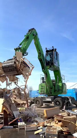 Read the story on this Sennebogen 822G material handler in the latest issue of the magazine.   #sennebogen #recycling #materialhandlingequipment #sennebogen822g #construction #machinery #materialhandler