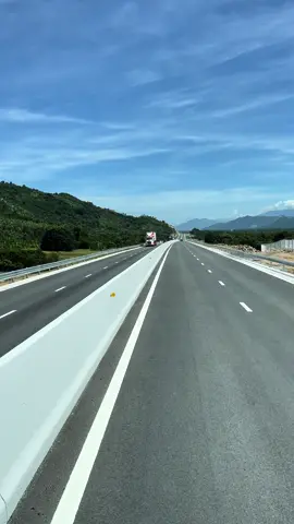 Đường tập đoàn Sơn Hải làm chạy sướng thật.sang,xịt,mịn,êm ru.An đứt tất cả các cao tốc luôn.#đường đẹp#xuh#