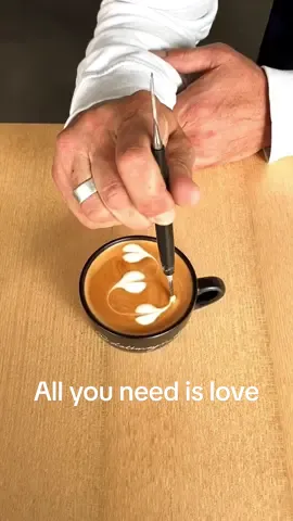Spread the love with 🤍-shaped Latte Art! Mit diesem einfachen Trick verleihst du deinem Kaffee den WOW-Effekt! ⁣ ⁣ Möchtest du deine Latte Art Skills weiterentwickeln? Dann schau doch mal in unserer Dallmayr Academy vorbei!⁣ ⁣ #Dallmayr #jedentageinmalig #LatteArt #DallmayrAcademy #Kaffeezauber #Kaffeeliebe #baristaskills 