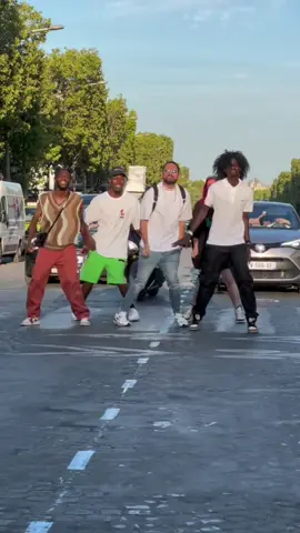 Trend at Champs Elysées ! Dc @Mark Benzon Pelota #trend #dance #paris #danse #tiktok 